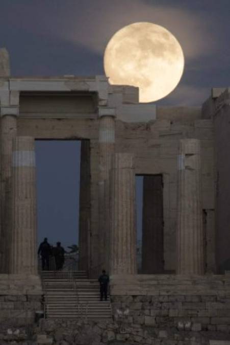 GRACIA. El partenón iluminado. La superluna iluminó el Partenón de Atenas, adonde cientos de personas observaron el fenómeno. Foto: EFE/Andrea Bonetti
