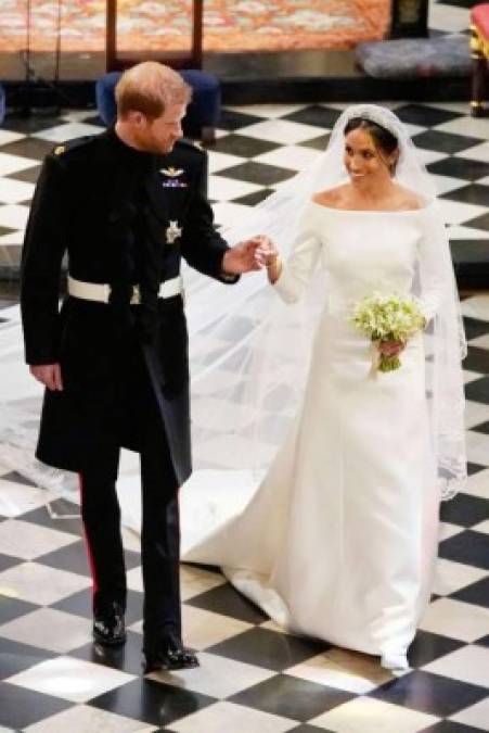 Otro rumor de la boda real que hizo ronda en los tabliodes alegaba que Meghan y la Reina tuvieron un desacuerdo sobre qué tiara debería usar la duquesa para la ceremonia. El libro afirma que en realidad el desacuerdo fue entre el príncipe Harry y el estilista de la Reina durante el tiempo que duró una prueba de peinados. Al final, todo siguió adelante sin 'vacilaciones' de parte de Isabel, y Meghan y Harry ya habían compartido el 'increíble préstamo' que recibieron de la monarca con la joya lucida por la exactriz el día de su boda, la Queen Mary Bandeau tiara.