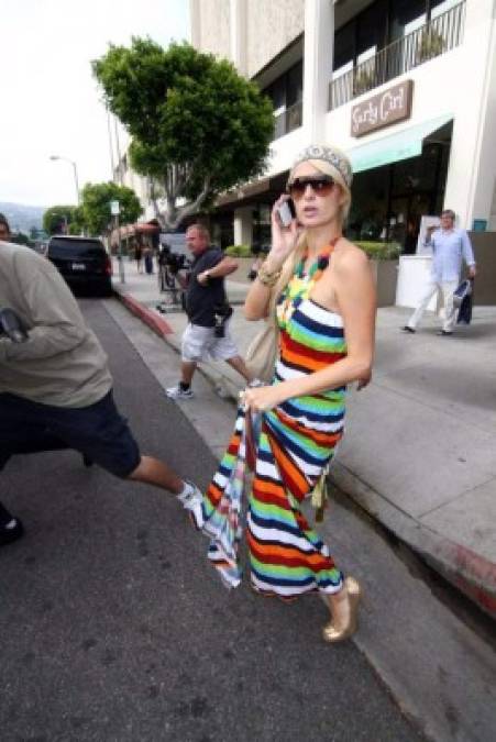 MÁS PROBLEMAS CON LA LEY<br/>Tras esa primera vez en prisión, Paris Hilton tuvo varios episodios en los que estuvo involucrada la autoridad. En 2010, fue acusada por fumar marihuana durante un partido del Mundial de Sudáfrica 2010. Fue escoltada fuera del estadio, pero no se presentaron cargos por, aparentemente, tratarse de un malentendido. <br/>