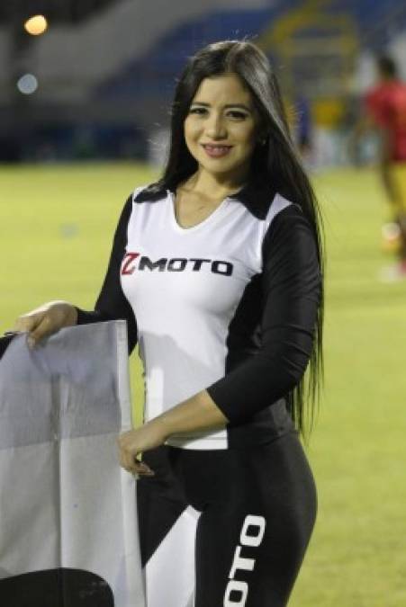 Belleza esta edecán que engalanó el estadio Morazán.