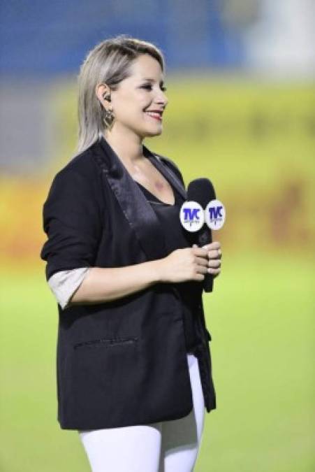 La guapa presentadora de Televicentro, Tanya Rodríguez, dando cobertura al partido Real España-Real de Minas.