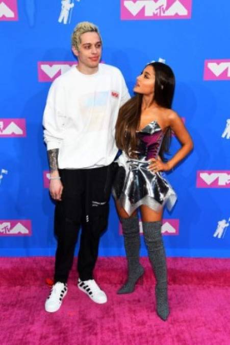 Ariana Grande (d) y su prometido, Pete Davison, en su primera alfombra desde su compromiso.