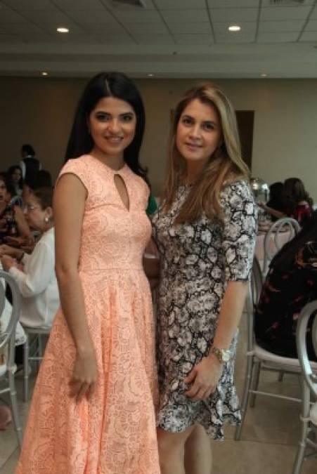 Stephanie Vallecillo y Elda López.