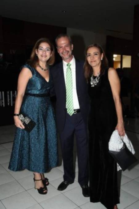 Ruth Marie Sabillón con Carlos y Adriana Irabien.