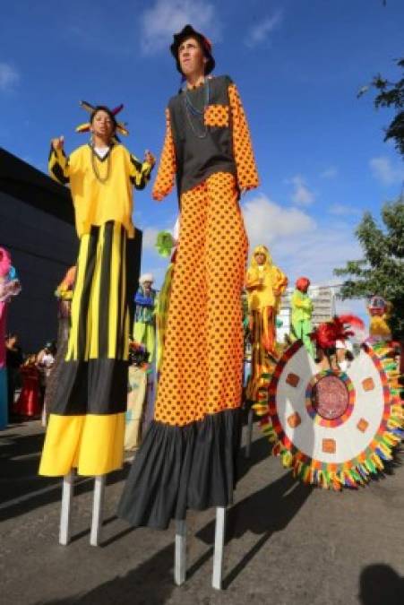 Para estos desfiles, los maestros y alumnos de los distintos colegios exhibieron una variedad de vestimentas y atractivos que recibieron la aprobación y admiración de los espectadores de las calles de Tegucigalpa y Comayagüela.