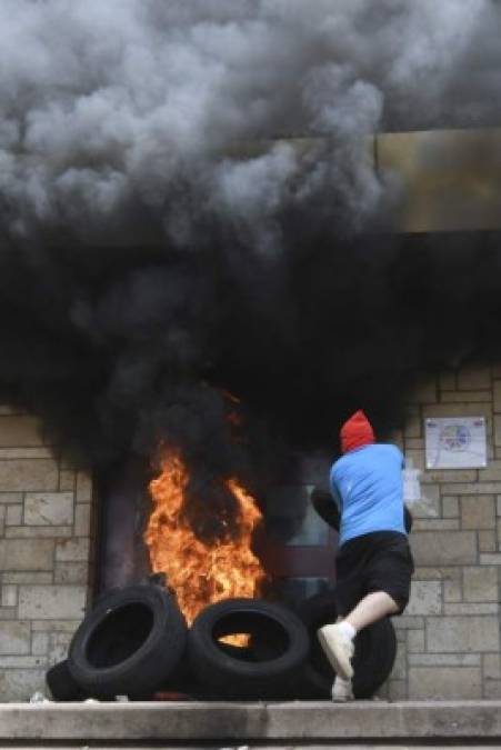 El sujeto fue capturado horas después por agentes de la Policía, quienes analizan los videos que captaron estos actos de vandalismo en la capital de Honduras.