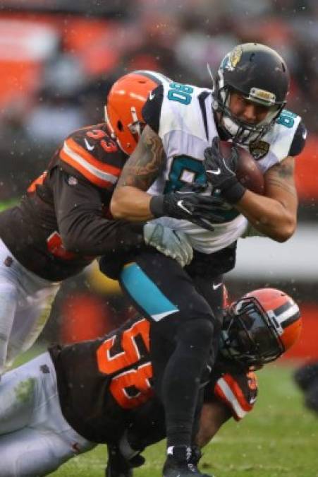 NFL. Fuerza americana. James O’Shaughnessy, de los Jacksonville Jaguars, es atrapado por Joe Schobert, de los Cleveland Browns.