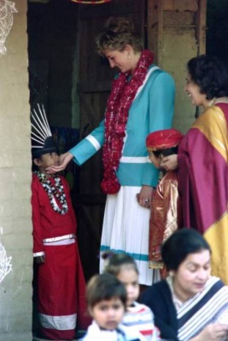 Las fotos de la princesa estrechando la mano a unos enfermos de sida en 1987 ayudaron a acabar con ciertos mitos que rodeaban a la enfermedad, como el del contagio por el mínimo contacto.