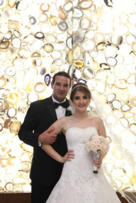 Alejandra & Dennis <br/>Histórica es la boda Molina Dieck. Inauguró el centro de convenciones Copantl ataviado con una magistral decoración y un ambiente de lujo.