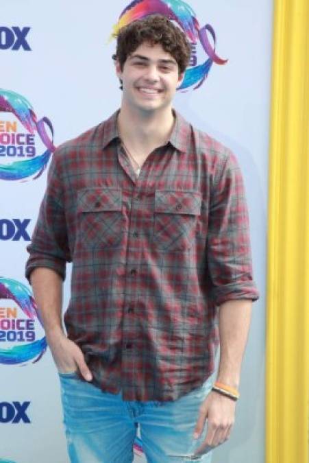 El actor estadounidense Noah Centineo llegó vestido con una camisa a cuadros y un jeans.