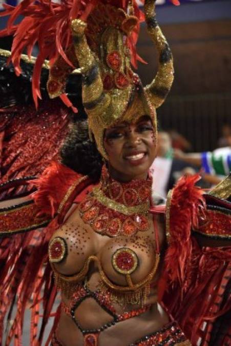 Siete de las trece escuelas del 'grupo especial', la crema de la crema de la samba, deleitarán al público con sus enormes carros alegóricos, afinadas baterías de percusión y disfraces extravagantes.