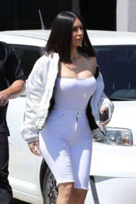Kimberly Noel Kardashian West, conocida como Kim Kardashian, es una empresaria y estrella estadounidense .