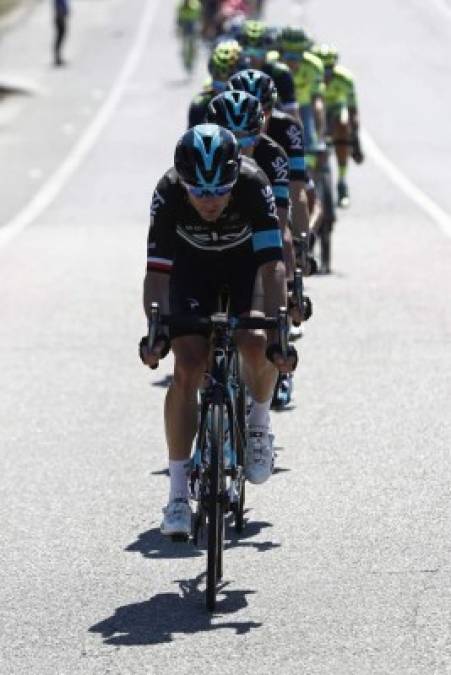 CICLISMO. Al frente del pelotón. El pelotón durante la tercera etapa de la Vuelta Ciclista a España. Etapa que ha comenzado en la localidad pontevedresa de Marín y ha terminado en el mirador de Ézaro. Foto: EFE/Javier Lizón