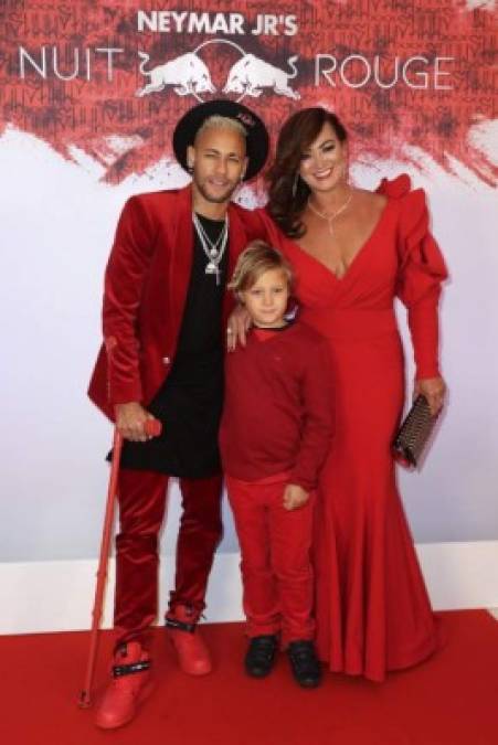 Neymar acompañado de su madre e hijo.