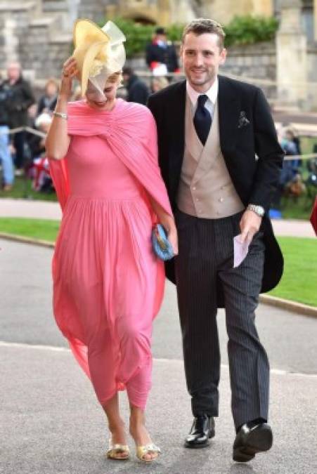 Pixie Geldof, quien vistió de rosa de Céline, y su marido Josh Barnett.