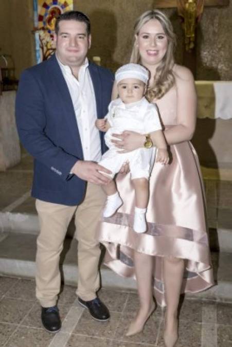 Leonardo José y Gabriela Rivera con su hijo Santiago José Rivera Villalobos.