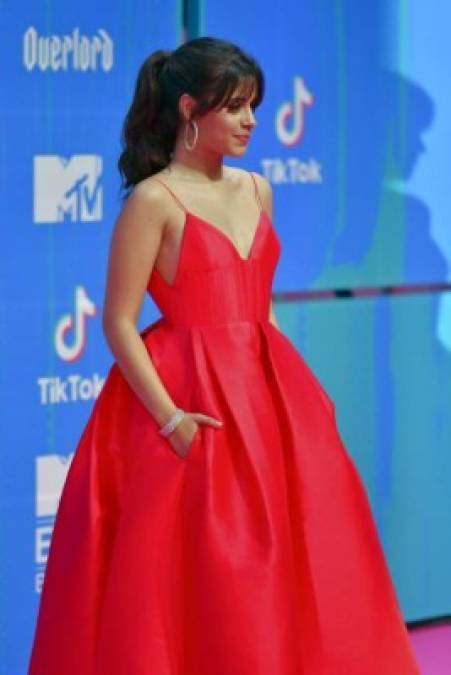 La cantante cubano-estadounidense Camila Cabello llegó vistiendo un 'electrizante' vestido color rojo en el que lució muy elegante.