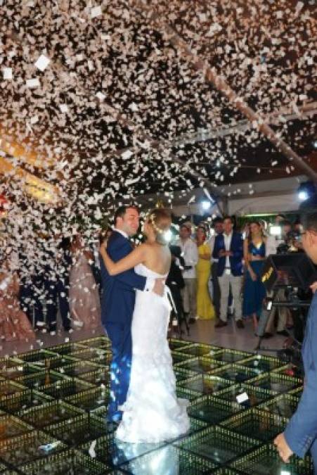 Los novios bailaron el vals en medio de un torrente de confetti.