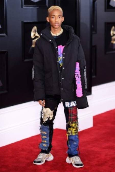 El actor y rapero Jaden Smith, quien es el hijo mayor de Will Smith y Jada Pinkett, optó por una apariencia demasiada casual en la alfombra roja, con pantalones parchados y un enorme abrigo.