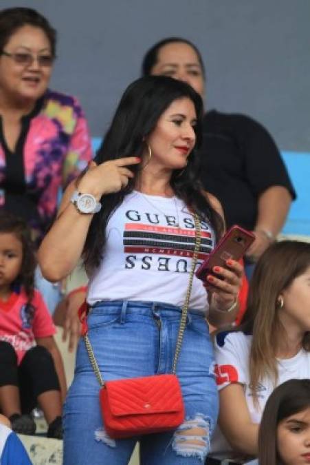 Esta guapa aficionada disfrutó del partido en el Nacional.