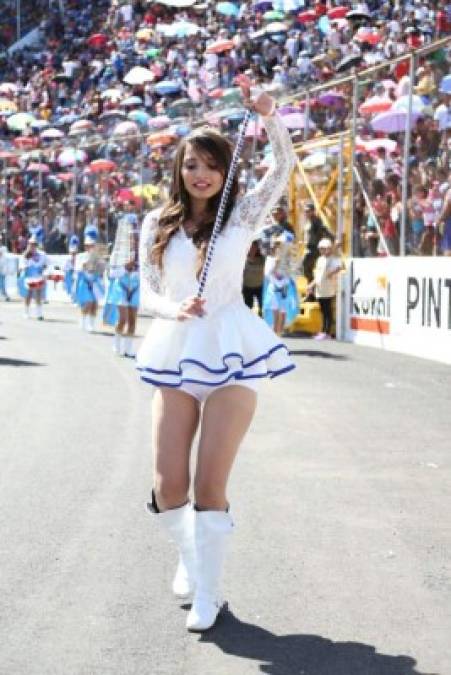 Angie Guevara lució un traje blanco de encajes con líneas azules.