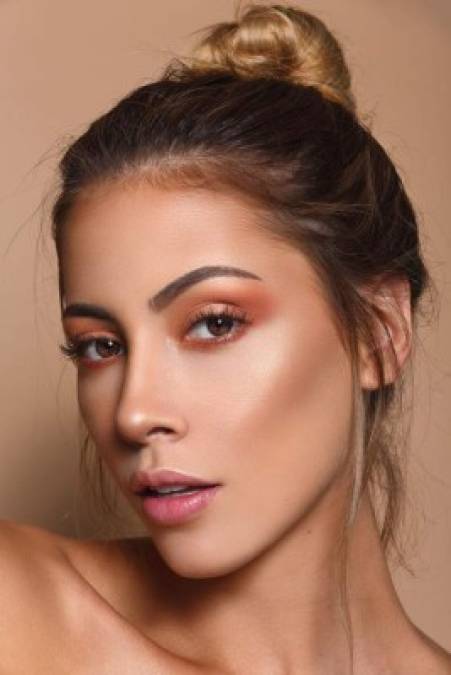 Costa Rica llega al certamen de belleza con Naalia Carvajal, tiene 28 años y habla inglés y español.