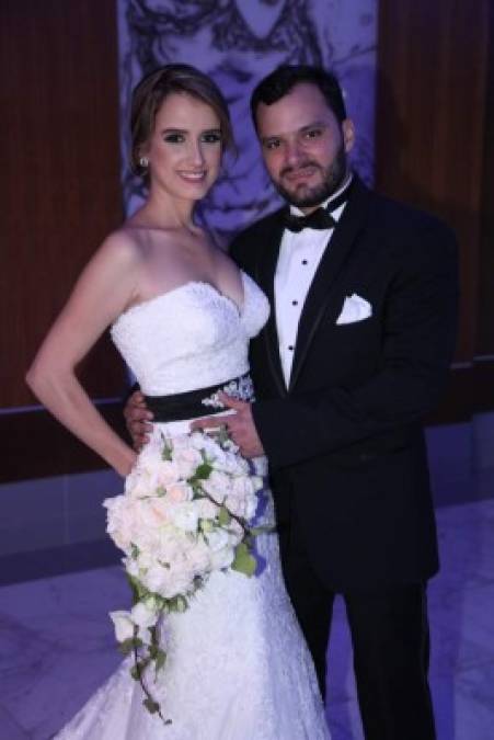 Daniela & Santiago <br/>Tras nueve años casados por lo civil, tres hijos y un amor intacto como el primer día se festejó la boda Robelo Oberholzer.