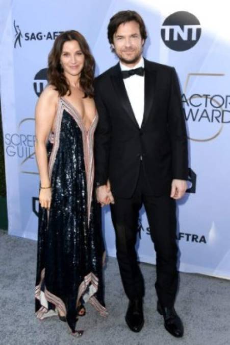 Amanda Anka y Jason Bateman a su llegada al auditorio The Shrine en Los Ángeles para la premiación de esta noche.