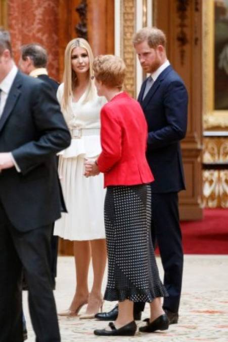 Ivanka Trump (C), daughter of US President Donald Trump, and Britain's Prince Harry, Duke of Sussex, (R) view displays of US items of the Royal Collection at Buckingham palace at Buckingham Palace in central London on June 3, 2019, on the first day of the US president and First Lady's three-day State Visit to the UK. - Britain rolled out the red carpet for US President Donald Trump on June 3 as he arrived in Britain for a state visit already overshadowed by his outspoken remarks on Brexit. (Photo by Tolga AKMEN / various sources / AFP)