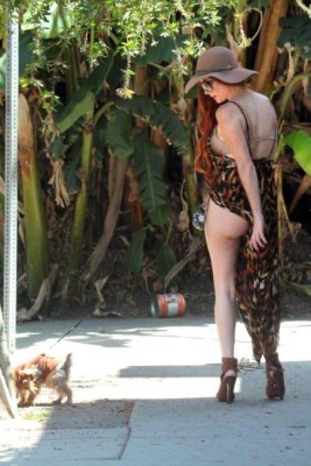 Phoebe Price luciendo sus piernas y trasero en un estilo animal print.