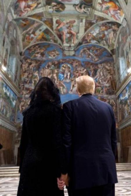 La pareja presidencial recorrió la histórica capilla sixtina tras su encuentro con el Papa Francisco.