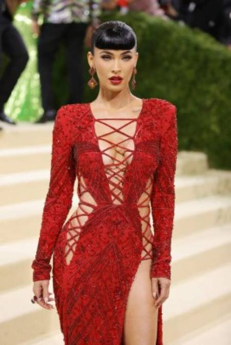 La estrella de 'Transformers' desfiló por la alfombra de la Met Gala con un vestido rojo de Peter Dunda.