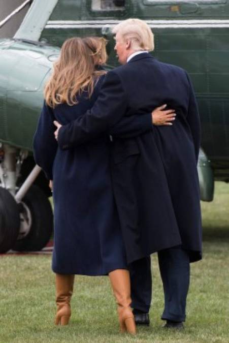 Melania devolvió el abrazo a su esposo pese a rechazar en varias ocasiones los intentos del magnate por tomarla de la mano.