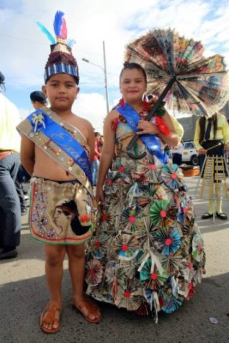 Vestidos con las mejores galas y mostrando el fervor patriótico para honrar a la nación, los niños y jóvenes realizaron su mejor esfuerzo cívico.