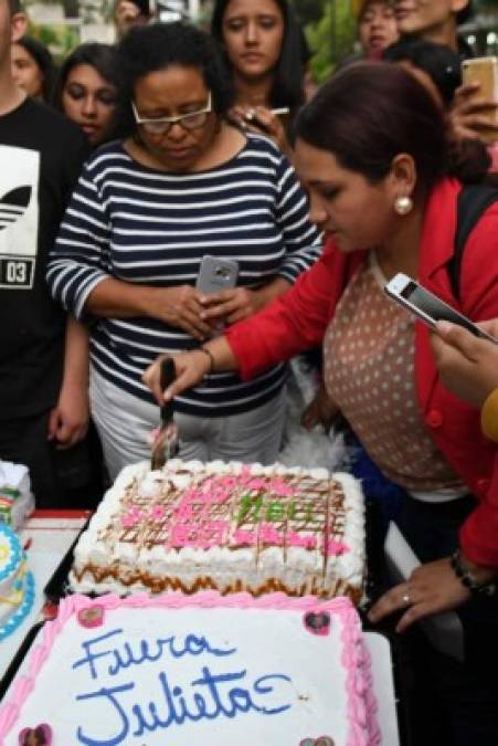 Hasta con un pastel en el que se podía leer 'Fuera Julieta' celebraron los estudiantes de la Unah.