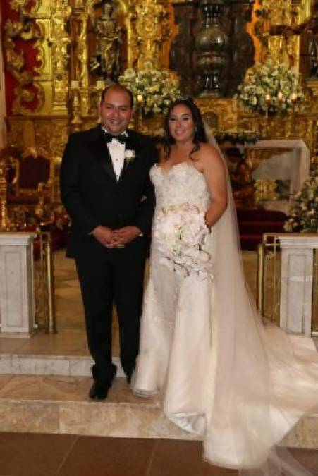 Renata & Nassry <br/>El casamiento Handal Corrales se celebró en la catedral San Francisco y el banquete se ofreció en la hacienda El Trapiche de la capital.