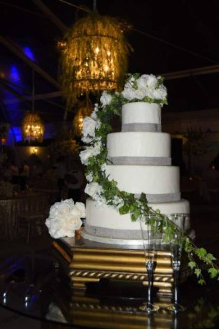 La delicia La torta de cuatro niveles en fondant con apariencia vintage fue obra de la pastelera María Esther Pineda.