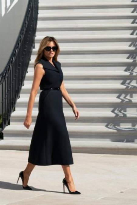 La exmodelo de 50 años de edad lució muy elegante y radiante con un vestido negro de Christian Dior que combinó con un cinturón del mismo color.