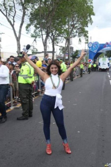 Milagros es la sensación entre las presentadoras que cubren el desfile carnaval sampedrano. ¿Podría ser la reina del desfile?