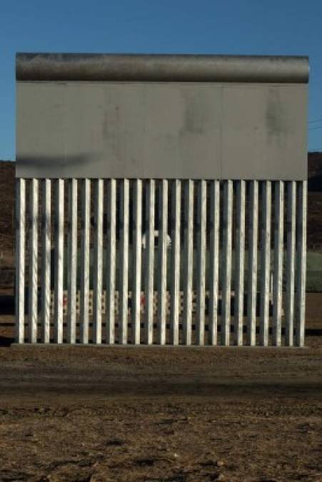 El tercer modelo guarda similitud al actual muro que separa la frontera de California con la de Tijuana, sin embargo, es de concreto puro en la parte superior.