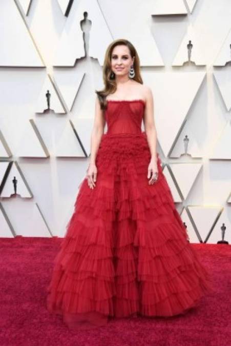 Marina de Tavira, desfiló y también brilló a su paso, lució un vestido en color rojo en el Dolby Theatre de Los Ángeles, California.<br/>