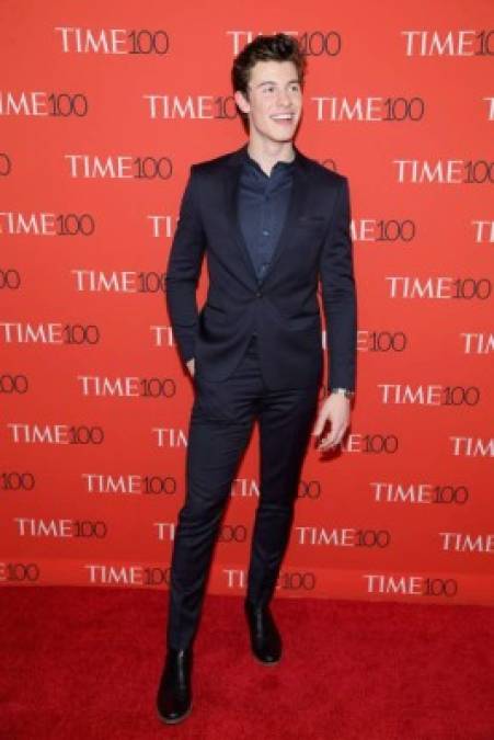 El cantante Shawn Mendes muy acertado con tonalidades azul oscuro.<br/>