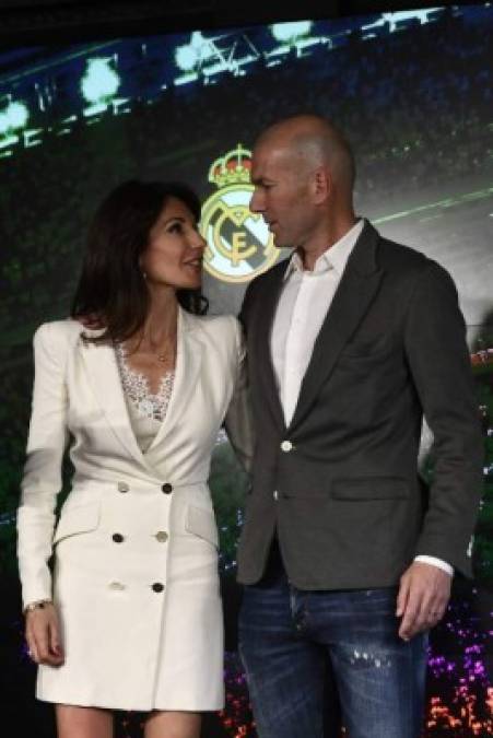 La señora Veronique lleva 30 años con Zidane, de los cuales 19 años viviendo en Madrid. Tiene cuatro hijos: Enzo, Luca, Theo y Elyaz. Ella lo acompañó en la rueda de prensa.