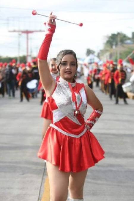 Michelle Ordóñez del instituto San José del Pedregal de la capital de Honduras, robó miradas en el desfile y se convirtió en una de las favoritas en las votaciones.