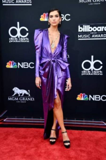 La británica Dua Lipa llegó a la alfombra roja de los BBMAs con un atrevido vestido morado. La cantante estrenará su tema 'New Rules' en la ceremonia.