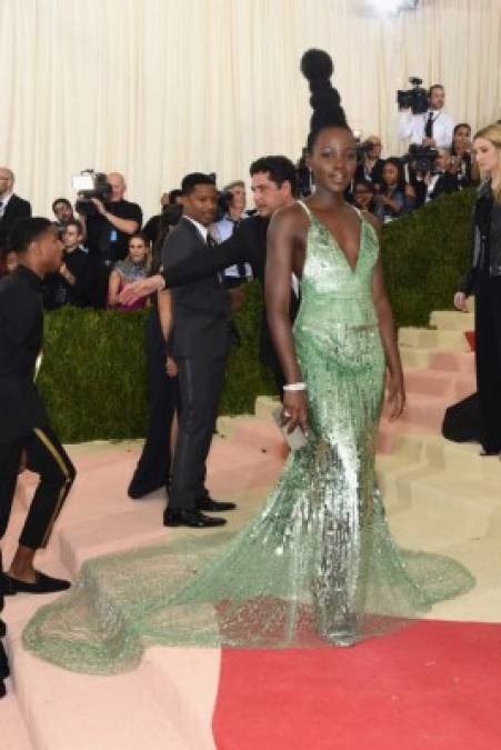 Lupita Nyong’o en un Calvin Klein verde.