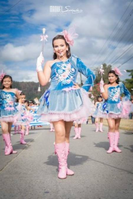 Llamativos colores y brillantes predominaron en los vestuarios de las palillonas de Danlí.