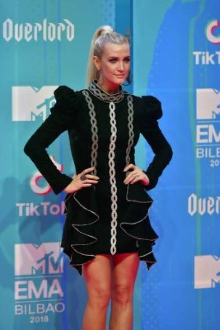 Ashlee Simpson optó por un vestido arriba de la rodilla color verde oscuro, en el que lució espectacular.