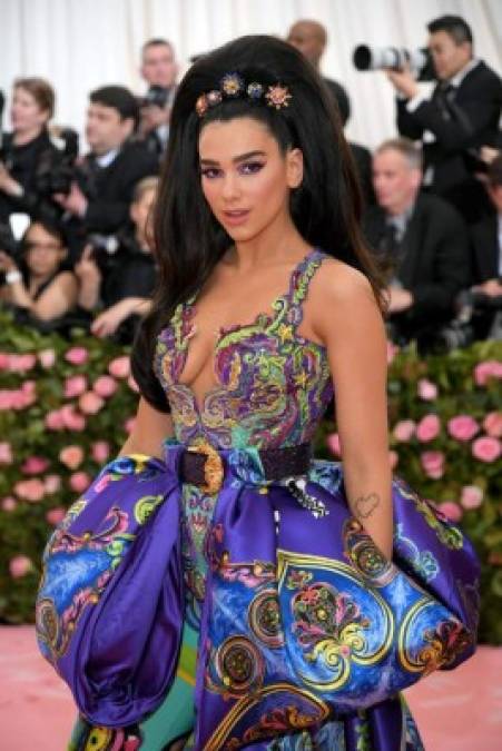 La famosa cantante británica se robó las miradas del MET Gala por esta pieza elaborada por la marca Versace.