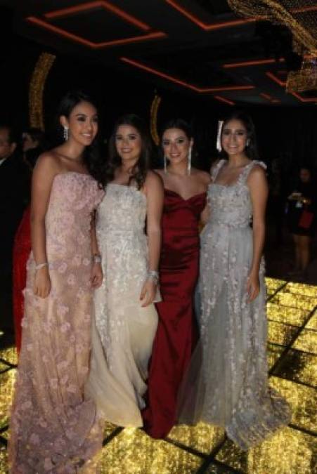 Valeria Canales, Tricia Matuty, Natalia Quiroz y Jessica Fuschich.
